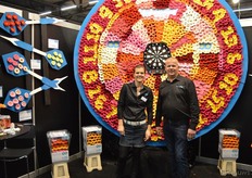 Tessa van Saane en Aad van der Wilt van Van der Wilt Gerbera's. Iedereen mocht gooien en de dagwinnaar kreeg een fles Prosecco. De over-all winnaar wordt bovendien nog getrakteerd op taart!