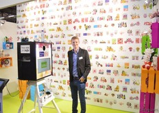 Prins Orchidee knipt de bloemen altijd van de stelen en maakt er dan de meest uiteenlopende creaties van, vertelt Michel van Heijningen. Zoals te zien is kon men een selfie laten maken, die dan gelijk werd afgedrukt.