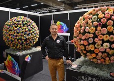 Hoven & de Mooij is een groothandel in rozen, dat zich vooral een plekje in de markt heeft verworven met kleurbehandelde rozen. Op de foto Hugo van de Koppel