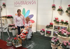 Varinova had het extra druk deze week. Tegelijkertijd met de Trade Fair vonden er in eigen huis ook de zogenaamde Varitrials plaats, een vergelijkingsproef waarin de veredelaar de nieuwste cyclamen rassen op de bune zette. Op de foto Carolien Klein en Marga Janus.