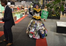 Tuinbouw toeleverancier Van Iperen liet deze jongedame over de beurs rondstruinen. Ging je met haar op de foto en plaatste je dat op twitter, dan kon men een weekendje A'dam winnen.