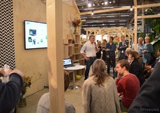 Het tv kanaal 24/7 werd op donderdag middag gelanceerd. Aan het woord hier Peter van der Pol, met op de achtergrond Lodewijk Hoekstra, bekend van RTL, en Cees Hoekstra, manager bij FloraHolland