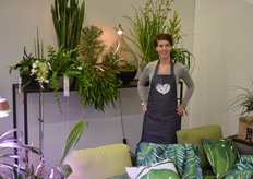 Daisy van Burik gaf een rondleiding door de presentatie van Waterdrinker. Om te laten zien hoe men het eigen interieur groener (letterlijk) kan maken, had Waterdrinker een heel huis nagebouwd en daarin verschillende (combinaties van) planten opgesteld. De glazen bol op de achtergrond is een 'Spruitje', een concept bedacht door Jonael van der Sloot, waarin zich een zichzelf in stand houdend miro-klimaat bevindt.