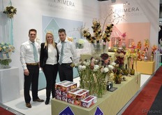 De gebroeders Gerco en Cor de Mooij, met tussen hen in Denise Heemskerk, van Primera Flowers, een bedrijf dat de mooiste creaties met rozen maakt.