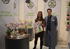 De Vreede Holland had, speciaal voor de beurs, een eigen krant met noviteiten en ontwikkelingen binnen het bedrijf gemaakt. Op de foto Annelene Weerheim en Marco van der Berg