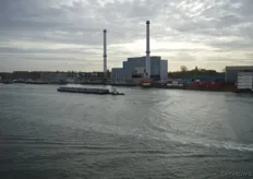 Uitzicht vanuit de SS Rotterdam op 'de kathedraal van Charlois'