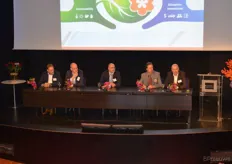 In de panel discussie, vlnr, Marcel van Hoeven (CEO Van Dijk Flora), Rens Buchwald (CFO FloraHolland), Richard Fox (FSI), Daniel Velez (CEO Suasuque) en Alexander Zoern (CEO Blume2000).