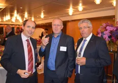Tim Briercliffe (secretary general van AIPH), Bernard Oosterom (voorzitter raad van commissarissen FloraHolland) en Theo de Groot (directeur MPS)