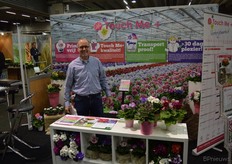 Jan van Heijst van plantenkwekerij Vreugdenhil, hier met de primula's van het merk 'Touch Me+', een lijn afkomstig uit de veredeling van Schoneveld