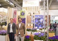 Erwin Giezen en Evelien Spaans van Moerheim New Plant. Ze staan naast de nieuwe Senetti's. In deze serie hebben ze vijf nieuwe kleuren toegevoegd.