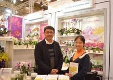 Eric Hsu en Trista Lin van Chi Yueh Enterprise. Ze kweken phaleanopsis flasks, jonge planten en 'volwassen' planten in een 33.000 m2 kas in Taiwan. Kortgeleden zijn ze begonnen met het veredelen van hun eigen variëteiten. Voornamelijk exporteren ze naar Europa, Japan en Amerika.