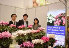 Akira Yokkofuij, Keiichi Hoshikawa en Keiko Akimoto van Snow Brand Seed. Dit Japans bedrijf veredeld cyclamen en pot anjer.