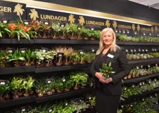 Olga Lundager van Lundager op de foto met de minianthurium genaamd Million Flowers Red. Lundager heeft twee jaar geinvesteerd in het veredelen en testen en drie maanden geleden werd deze plant officieel geintroduceerd. Volgens Lundager is de minianthurium nu al erg populair.