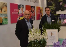 Nico Kortekaas, Persoonlijk Verkoper van FloraHolland, samen met Tom Scheffers van kwekerij Zeurniet. De kweker heeft met de nieuwe sanseveria van de beursorganisatie de prijs voor beste nieuwkomer gekregen!