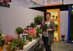 Jolanda Nieuwenhuijze van Globe Plant. Het bedrijf heeft dankzij de Glazen Tulp de zoete aardappelplanten leuk kunnen verkopen! Op de foto heeft Jolanda een impatiens Rokoko in de hand. De bloem is gefranjert en wordt naar eigen zeggen ook erg goed ontvangen.