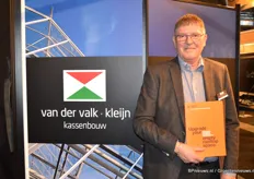 Willem Kleijn van van der Valk-Kleyn met zijn brochure over urban farming op 35 meter hoogte in Den Haag.