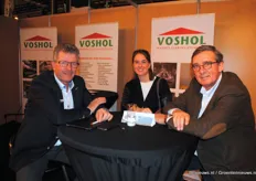 Jan Voshol ontvangt twee (of drie?) gasten in zijn stand