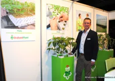 Tiny van den Berk van BrabantPlant presenteert de nieuwe huisstijl van de plantenkwekerij.
