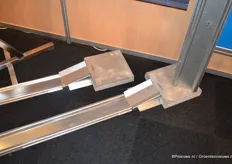 Het bedrijf heeft een nieuw koppelstuk ontwikkeld, waarmee (Deense) karren eenvoudig van de rails het betonpad opgereden kunnen worden.