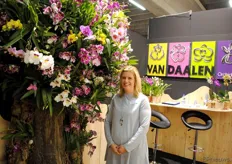 Marleen van Daalen van Van Daalen Orchids bij de fraaie orchideeënboom