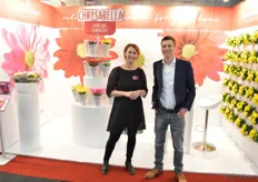 Chrysabella is het merk waaronder Berkhout Plant de potchrysanten aanvoert. Op de foto Brenda de Bloois en Jeroen Berkhout