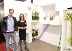Marlene van Veldhoven en Ronald Vijverberg. De White World orchidee is een nieuwkomer in het assortiment van Kwekerij Vijverberg.