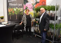 Kwekerij Henri-jet is gespecialiseerd in stamrozen. Op de foto Jet Mijderwijk, samen met PV'er van FloraHolland Nico Kortekaas.
