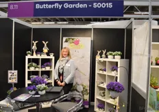 Annie Agger van het Deense Butterfly Garden. De campanula's en lavendel zijn seizoensproducten, waarmee de kweker spoedig de markt weer zal gaan bestormen!