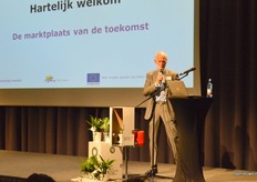 Kees Rippen van het Santpoortberaad opent het congres en vertelt over de bevindingen van het Santpoortberaad