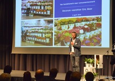 Eric Moor vertelt de zaal over de uitdagingen Decorum van handelsmerk tot consumentenmerk te maken.