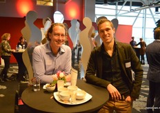Ed van der Weijden (Eddy's Bloemen Im- en Export) en Marcel van der Ende (FloraHolland)