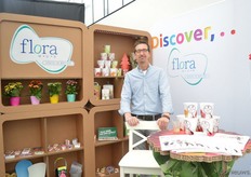 Dannie Pilaet of Flora MGB, a producer of labels, potcovers, packacing and niche packaging. They produce all the packaging material for Florensis. On the right on the photo, the Discover this Cover. This pot is made of a new material; made of paper and plastic. It replaces the full plastic pot cover an is financially speaking, attractive.