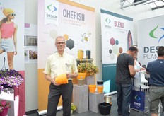 Kees Waque of Desch Plantpak was also present at Florensis. Next to their new logo, they present their three new trends; Imagine: young and moder, Cherishc: stilish, architectural and modern, Blend: more conservative and classic. According to Waque, yello is the trend color of next year and is therefore incorporated in every trend. They are also presenting the D-Grade. This pot is not only degradable, but new results show that it also has a lower carbon footprint than the production of recycled propylene. The emission is about 20 to 30 percent lower.