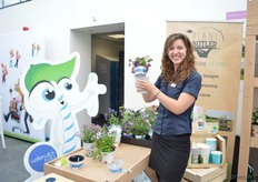 Andrea van den Berg of Waterwick and Plant Butler also had a booth at Florensis. She is holding the new eb and flood pot of Waterwick. It is a self watering system for plants which can be applied automatically. It consists of 2 pots. In the outer pot contains water and the inner pot has the blue & white rope (wick)that does the trick. The rope draws water from a reservoir and provides any plant with the exact right amount of water.