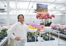 Mattijs Bodegom of Anthura next to the Narbonne, a new orchid with copper red colored flowers. Every novelty of Anthura is linked to a story. According to Bodegom, Storytelling is a way of selling the product. The story behind this orchid is bringing the French sun into your home.