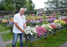 Thimon Krijnen of Jonge Planten Grünewald next to the Argryranthen Frut. This variety has double white flowers and is part of an their existing line.