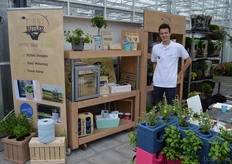 Plant Butler is a creative company regularily introducing new, innovative concepts in the field of plantusage and -care. For example, they are the ones who first came up with the now well known WaterWick system. The company has a cooperation with Hishtil, covered by the name The Little Gardians, whereby the latter dilivers cutting and Plant Butler a fancy packaging which can be send by post. On the picture is Harold Stolk.