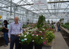 Andrew Spencer from Thompson & Morgan, a breeder who, according to Andrew, is specialised in plant sorts no one else is elaborating upon. The Cosmos is such a plant, wherein the breeder presented different novelties. One of them is the 'Cupcakes Blush'