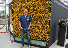 Sander van der Meer from Takii. The Sunrich Orange is celebrating its 25th anniversary this year. Already more then 1 billion stems of the Sunrich have been sold worldwide.