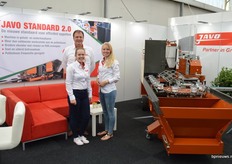 Javo introduceert een geheel vernieuwde oppotmachines, dusdanig nieuw dat het de Standard 2.0 gedoopt is. Het bedrijf was de eerste die zo'n vijftig jaar geleden met een dergelijke machine - die men ter contrast/illustratie had meegenomen (volgende foto) - de markt betrad. Op de foto Bert Miggelenbrink met lieftallige assistentes.