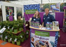 De Brazel Berrie komt uit Amerika, alwaar meneer Brazel twintig jaar gewerkt heeft aan de ontwikkeling van de plant. Het resulteerde in een plant die zowel gedrongen blijft als veel vruchten geeft - een unieke combinatie. De Jong Plants heeft de rechten en introduceert de plant nu op de Europese markt. Op de foto Julia de Jong en Arie Vermeulen