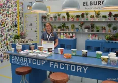 Marjolein Belt van Elburg Smit. Op beurzen flaneert het bedrijf de laatste tijd met 'de smart-cup factory' - een tafel met daarin een lopende band, waarop de 'smart-cups' paraderen