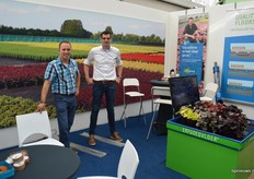De heren Erfgoed - Machiel Paans en Corné Verduijn, presenteren natuurlijk hun expertise op het gebied van teeltvloeren. Maar ook voor het vergemakkelijken van intern transport met trolleys heeft men oplossingen in huis, zoals aluminium spoordelen (te zien op de grond).