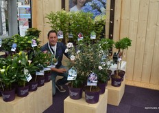 Maikel Loots van Forever&Ever. Het assortiment wordt steeds breder: zo is er onlangs een paarse hortensia aan het assortiment toegevoegd er, zijn er 4 nieuwe kleuren in het 'op stam' segment.