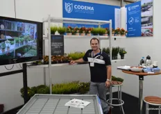 Jelmer Huizing van WEVAB Codema, zogezegd de hardware producerende tak binnen de Codema Group. De stelling op de achtergrond is ontworpen door Romeo Sommers en beschikt overal allerlei voordeeltjes en gemakken die hem voor een tuincentrum erg aantrekkelijk maakt.