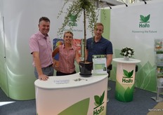 Hans van der Plas, Dorien Geentjens en Lowie Weerts van Haifa. Topdress is een mengsel van gecoate en ongecoate meststoffen, die letterlijk op de aarde blijven plakken wanneer ze eenmaal vochtig zijn.