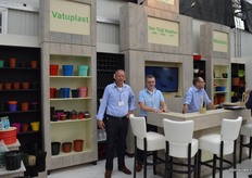 De immer goedgehumeurde heren van Van Tuijl, dit maal op de beurs o.a. schermend met de nieuwe Venuplast lijn. Vlnr: Cor van de Zwan, Arjan van Leeuwen en, achter de tafel, Willem Vermeer