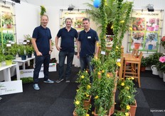 De Zonnebloem jubileert en staat dit jaar voor de 25ste keer op Plantarium. Links Bart en Cris Oostveen, rechts Henk Braam.