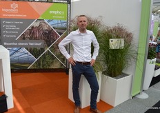 Marco Wesselink van Hoogendoorn. Voor een van de grassen uit het assortiment kreeg de jongeplanten vermeerderaar een bronzen medaille opgespeld