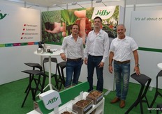 Vlnr: Dennis Colpa, Lars Tolenaar en Ton van Wetten. Op de beurs presenteerde Jiffy enkele nieuwe afstrooi mixen. Dit zijn relatief nieuwe producten in de potplantenteelt. Men strooit er iets van op de aarde rondom de plant, opdat onkruid en mossen de pas wordt afgesneden en er ook minder water verdampt. Jiffy is hierin een van de koplopers en zeker in de regio Boskoop geen onbekende.